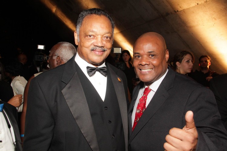 Durval Arantes e o político e ativista norte-americano Jesse Jackson em São Paulo, em 2013 (Arquivo pessoal).